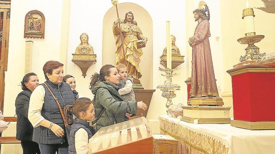 CIENTOS de FIELEs pasan por la Parroquia para ORAR aNTE EL Cristo de Medinaceli