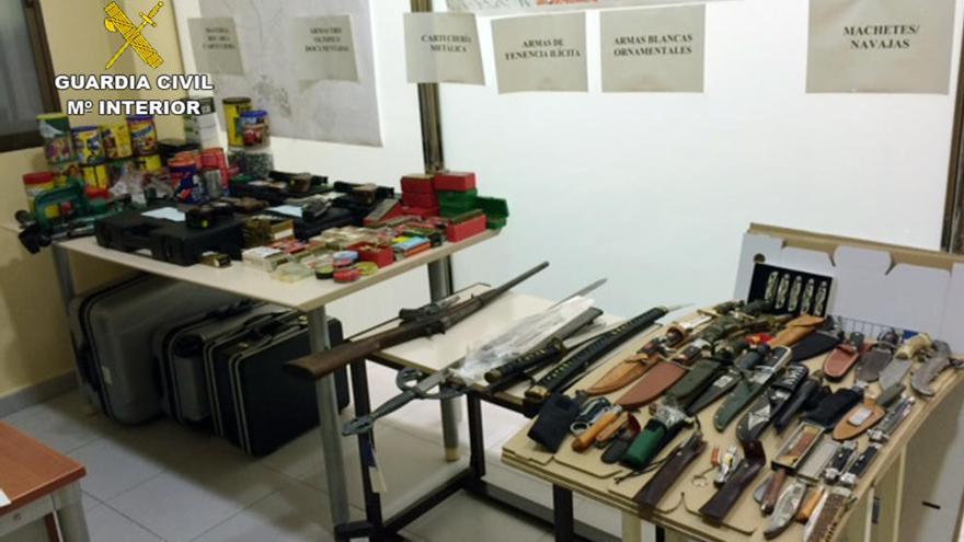 El detenido almacenaba, entre otros efectos, dos kilos de pólvora y 54 armas blancas