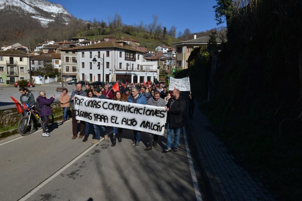 Marcha y corte de carretera en Campo de Caso para reclamar el arreglo de la carretera del puerto de Tarna