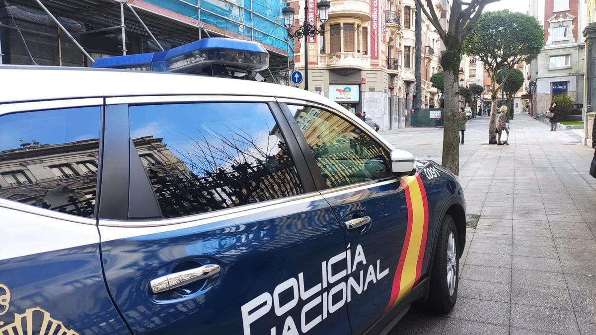 Archivo - Coche de Policía Nacional