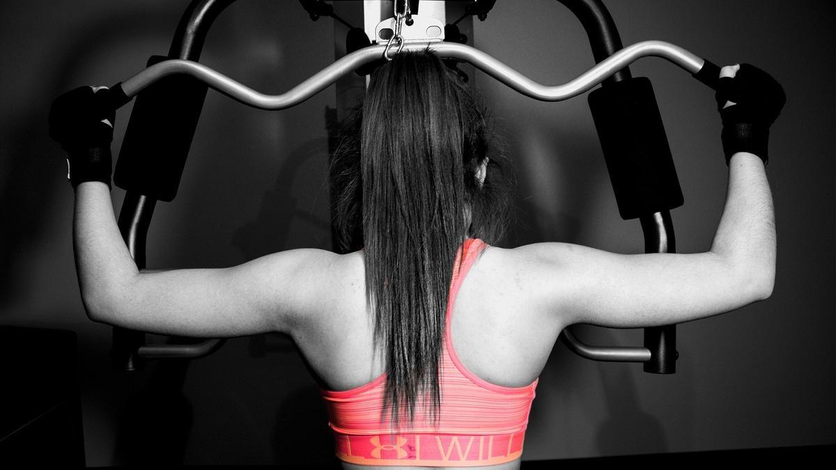 Una imagen de una rutina de músculo en el gimnasio 