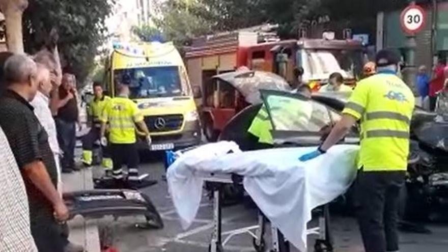 Bomberos y sanitarios intervienen en un aparatoso accidente en Mazarrón.