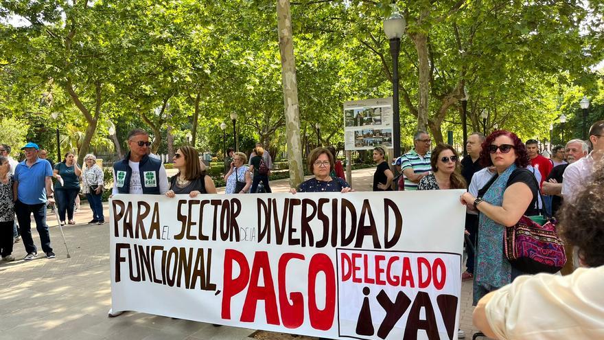 Vídeo: Afanias se manifiesta en el Parque Ribalta y exige el pago de la deuda a la Conselleria de Políticas Inclusivas