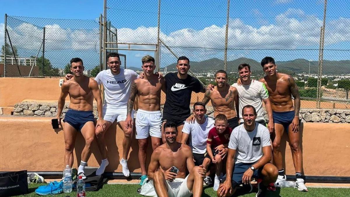 Los jugadores de la selección argentina tras el entrenamiento en el campo municipal de Jesús.