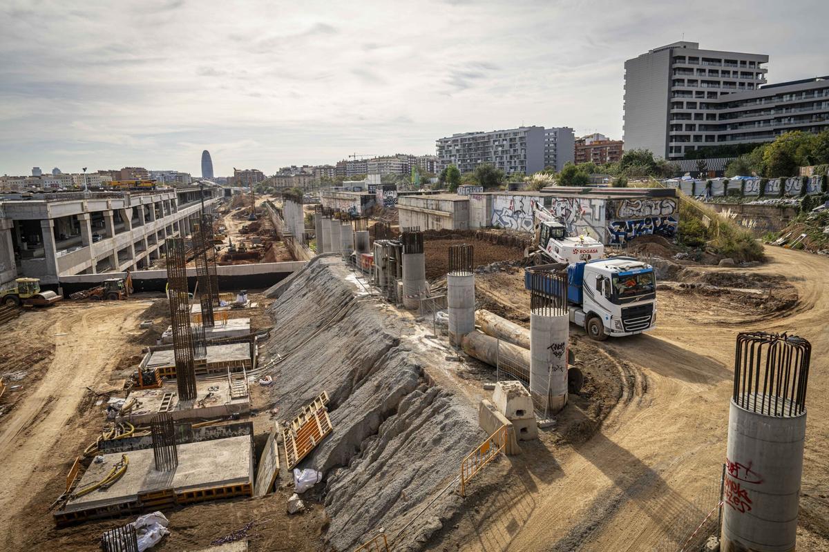 Barcelona 29/10/2025 Barcelona. Imágenes de las obras de la futura estación de la Sagrera y su entorno; ya despierta interés hotelero y repasamos cómo avanzan las obras. — estación de la Sagrera, obras, entorno urbano, interés hotelero, avance de las obras, Barcelona, infraestructuras, tren, línea de alta velocidad, AVE, ferrocarril, alta velocidad. AUTOR: MANU MITRU