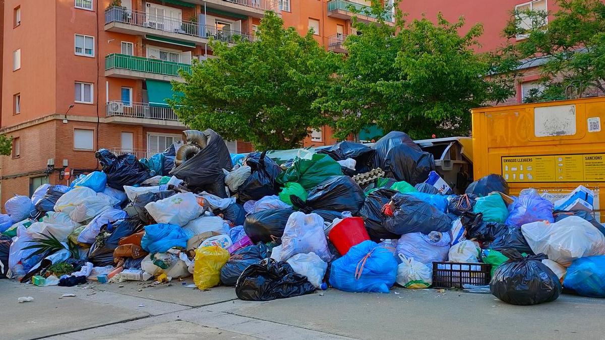 Les escombraries s'escampen per voreres i places de la ciutat
