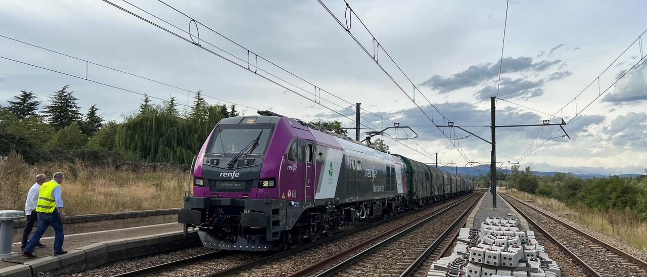 El tren de Renfe Mercancías cargado con productos de Arcelor que protagonizo la primera prueba de fiabilidad en la variante de Pajares.