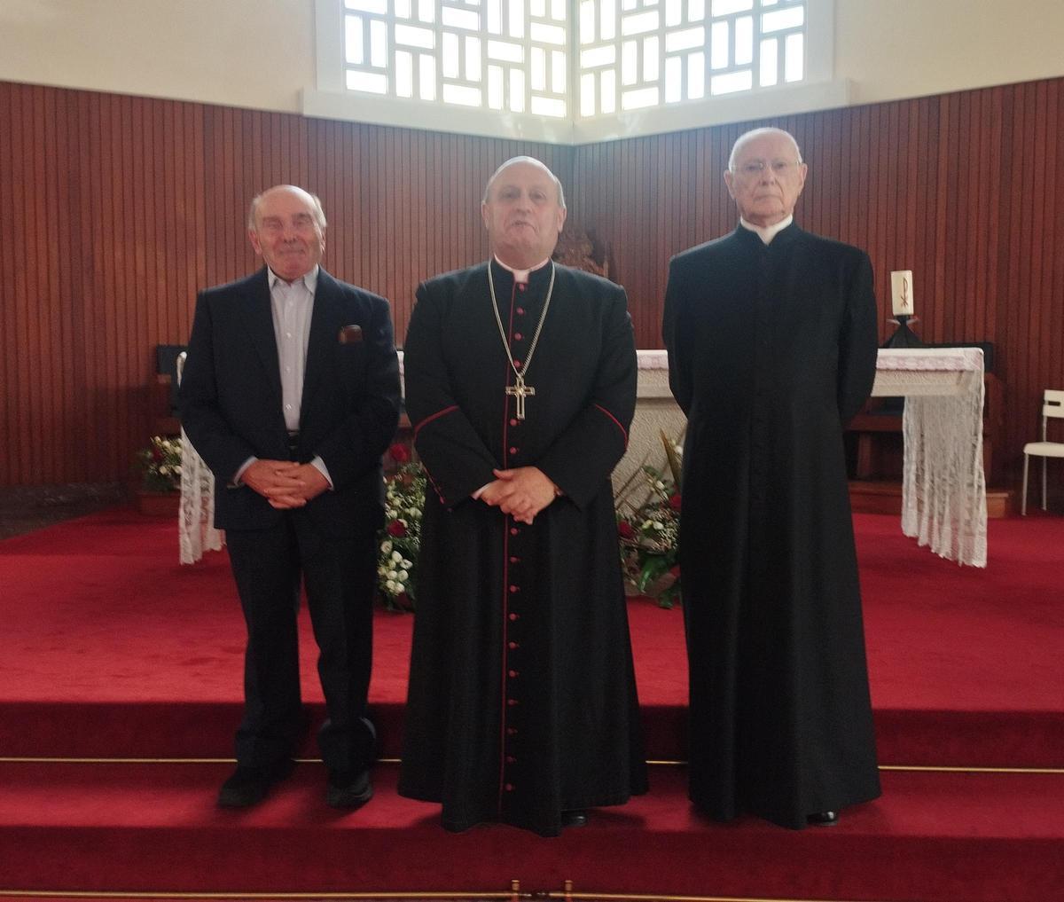 El párroco Guillermo Taboada, a la dcha., junto al arzobispo de Santiago, que acudió por sorpresa a la misa.