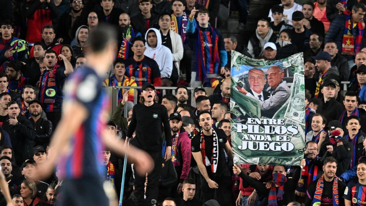 Una pancarta con las imágenes de Javier Tebas y Florentino Pérez en la grada del Camp Nou.