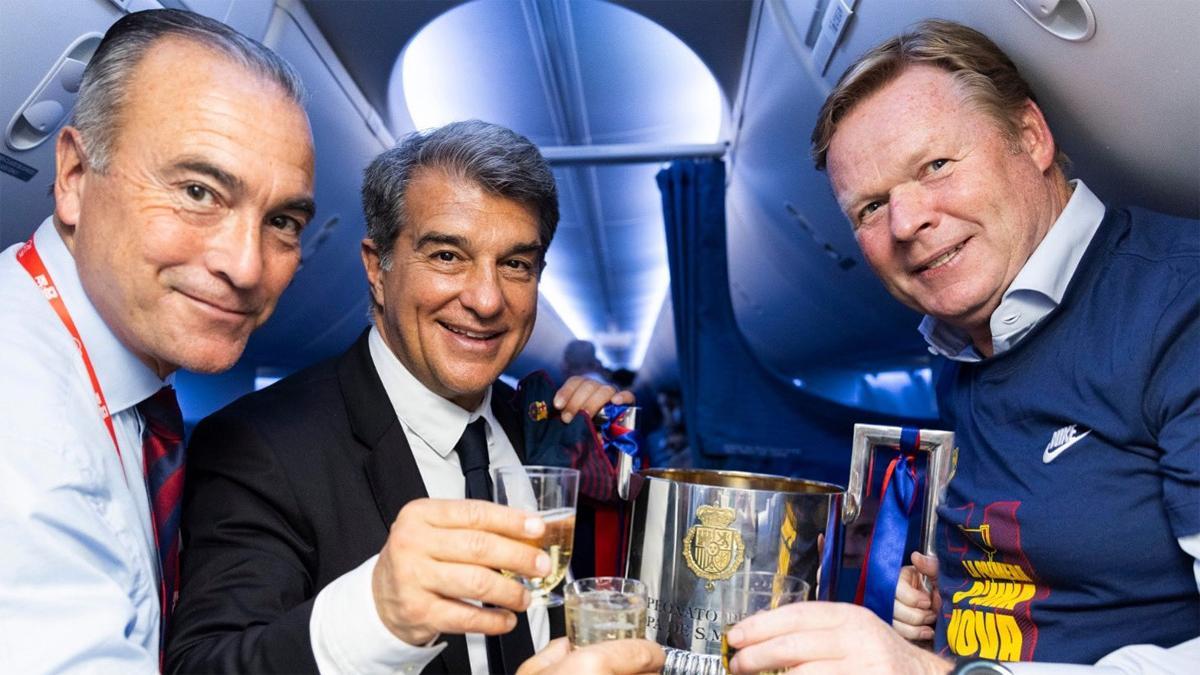 Koeman, junto a Laporta y Yuste