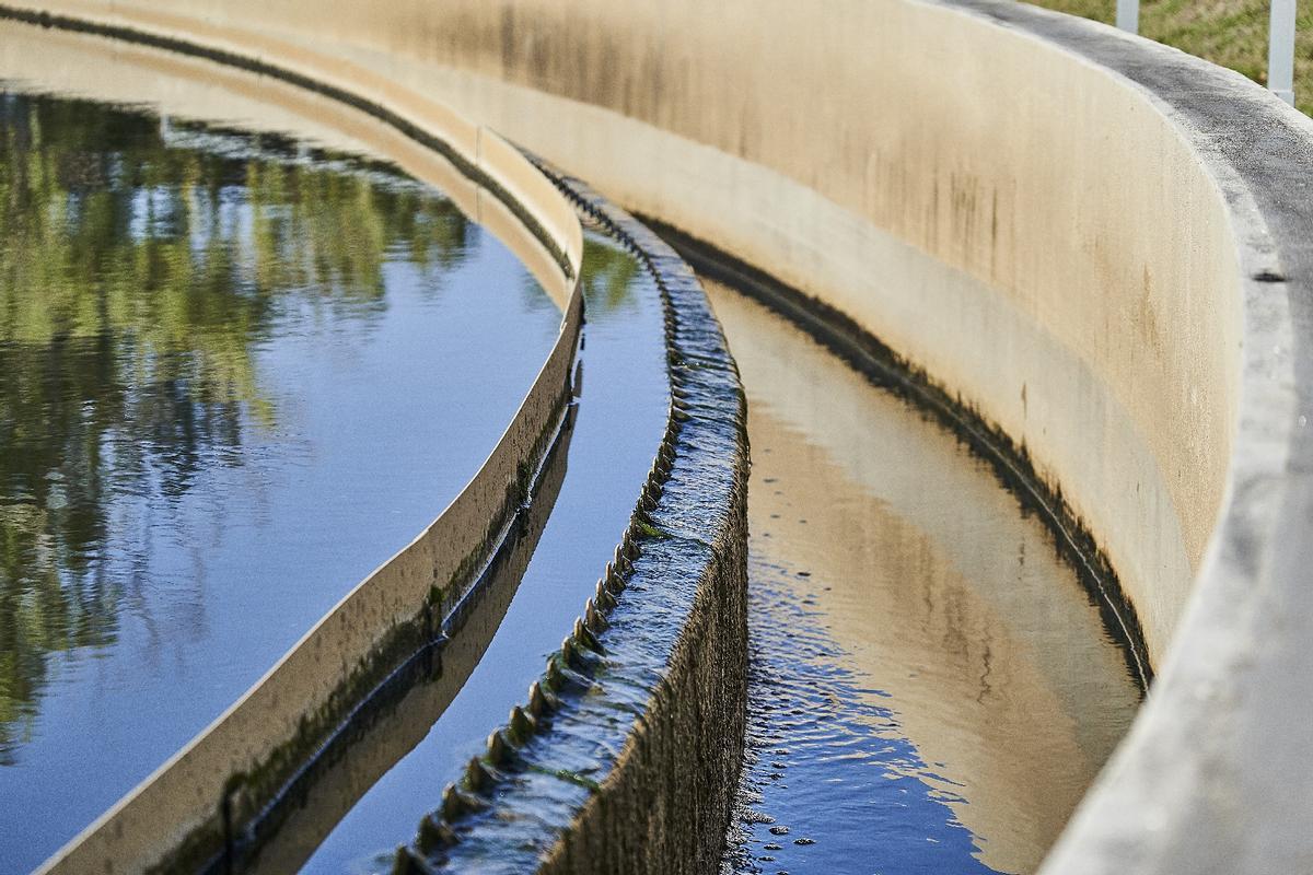 Des del juny de 2023, produeix aigua regenerada per a usos no potables