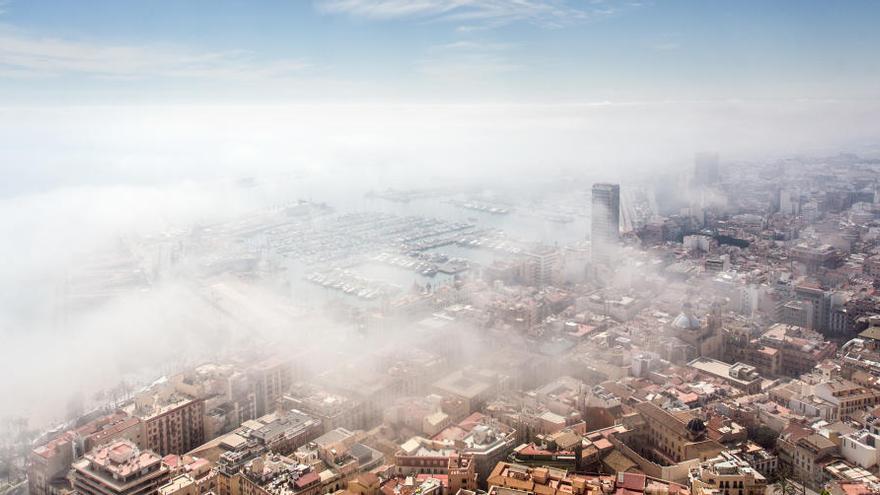 Vuelve la niebla marina a la costa de la provincia de Alicante