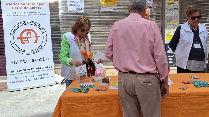 Mesa informativa de la oncológica Tierra de Barros en calle Real.