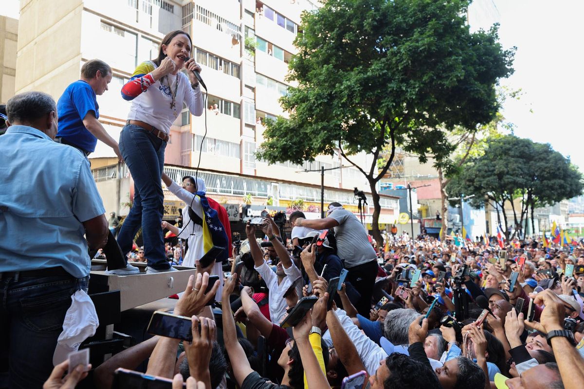AME9799. CARACAS (VENEZUELA), 09/01/2025.- La líder antichavista María Corina Machado pronuncia un discurso este jueves, en una manifestación en Caracas (Venezuela). Machado anunció, a un día de la toma de posesión presidencial, el comienzo de una nueva fase del proceso para la libertad de Venezuela, y pidió a los ciudadanos estar atentos a las señales sobre los próximos pasos. EFE/ Miguel Gutiérrez