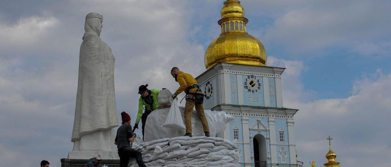 &quot;¡Putin, que te jodan!&quot;, el grito de guerra en Kiev.