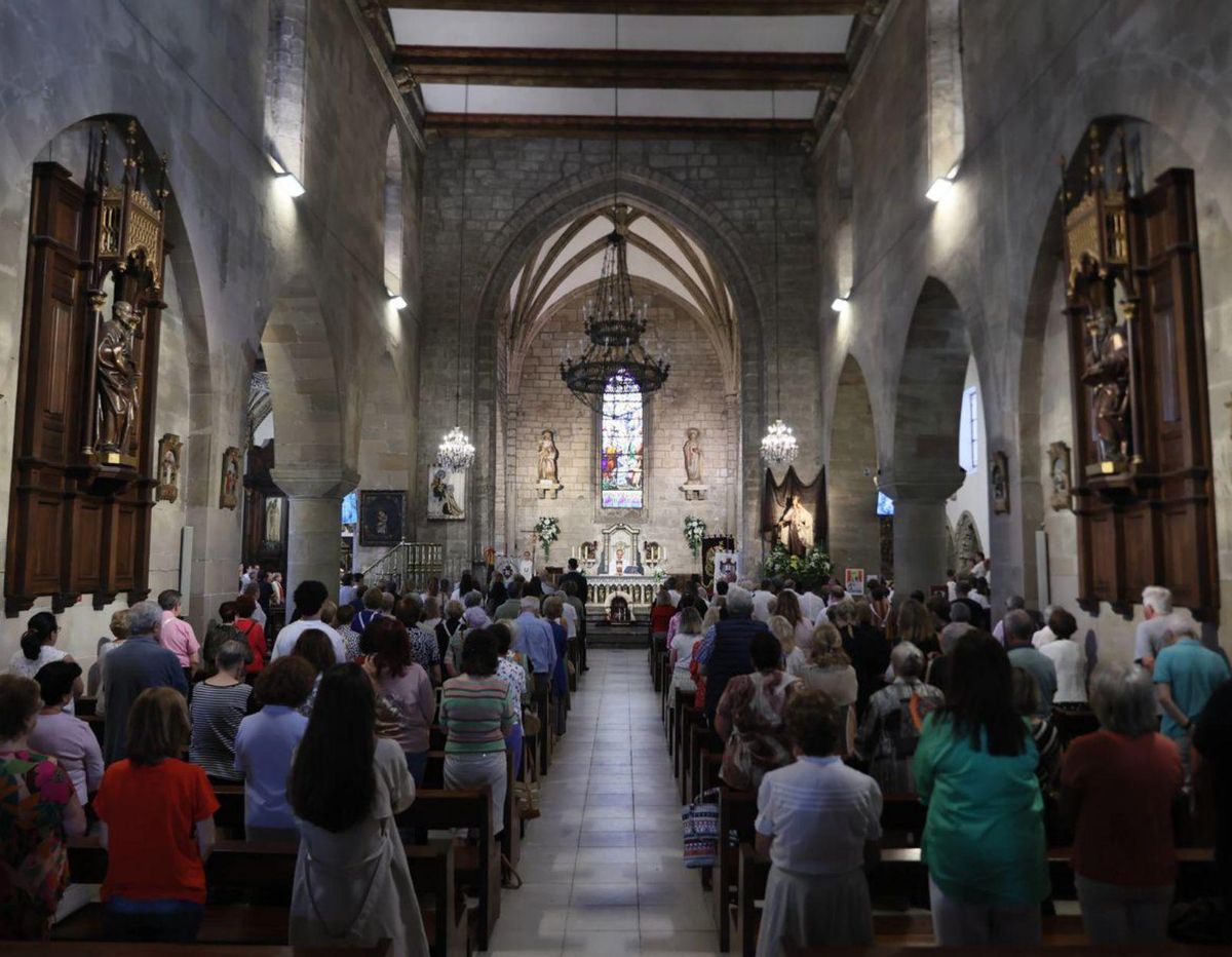 Arriba, el sacerdote Alfonso López  y, sobre estas líneas, las celebraciones en Verdicio, este lunes.