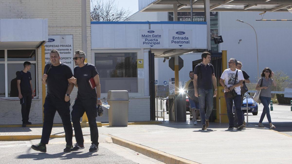 Salida de los trabajadores de Ford Almussafes del turno central, en una imagen de archivo.