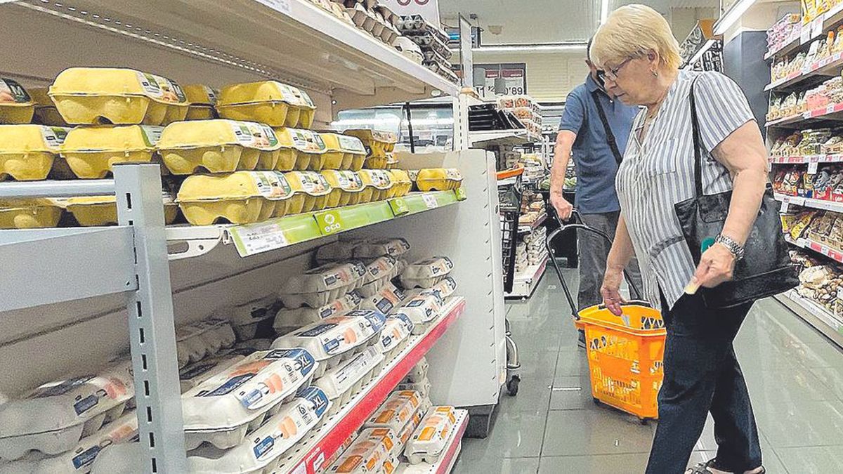 Una señora compra en un supermercado