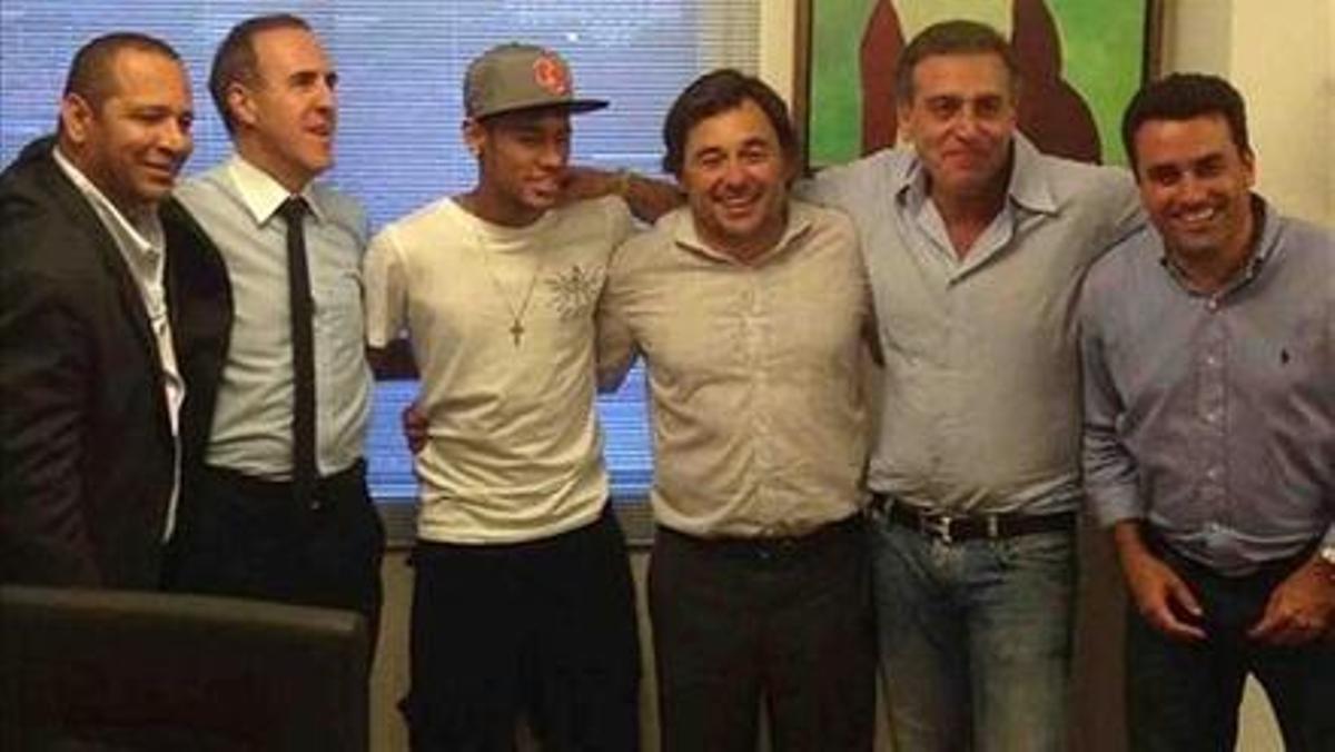 Neymar padre, Ribeiro, agente del jugador, Neymar, Sanllehí (Barça), Cury y Malaquías tras suscribir el fichaje por el Barça en 2013.