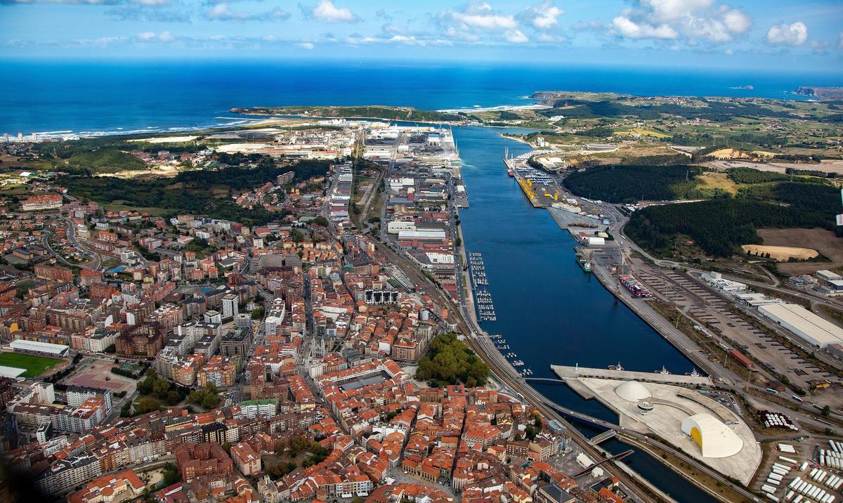 Instalaciones portuarias en Avilés, a ambas márgenes de la ría, a vista de dron.