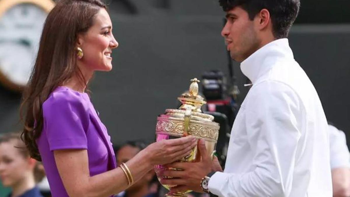 Kate Middleton le da el trofeo de Wimbledon a Carlos Alcaraz