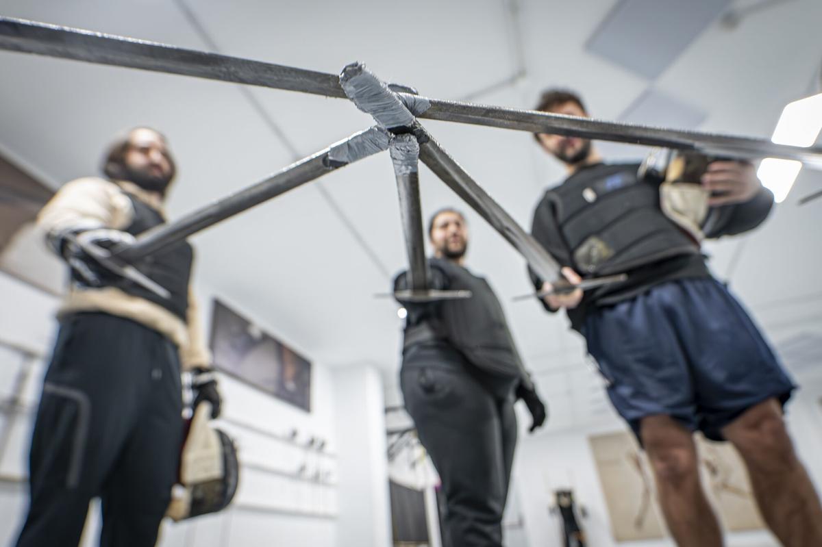 Barcelona, 02/02/2026 Barcelona. Para el Barceloneando: Esgrima medieval. Duo Bellum es una de las salas de la Associació Catalana d’Esgrima Antiga. Enseñan a batirse en duelo con rigor histórico. Vamos a una clase de iniciación de espada larga, aprovechando el tirón en HBO del nuevo spin off de 'Juego de tronos', 'El Caballero de los Siete Reinos'.   AUTOR: MANU MITRU