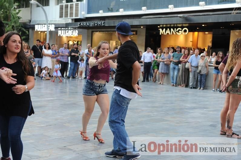 Los bailes latinos salen a la calle en Murcia