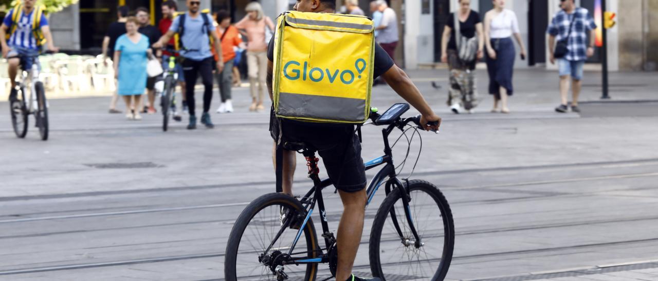 Un repartidor de Glovo en bici a su paso por el paseo Independencia de Zaragoza.