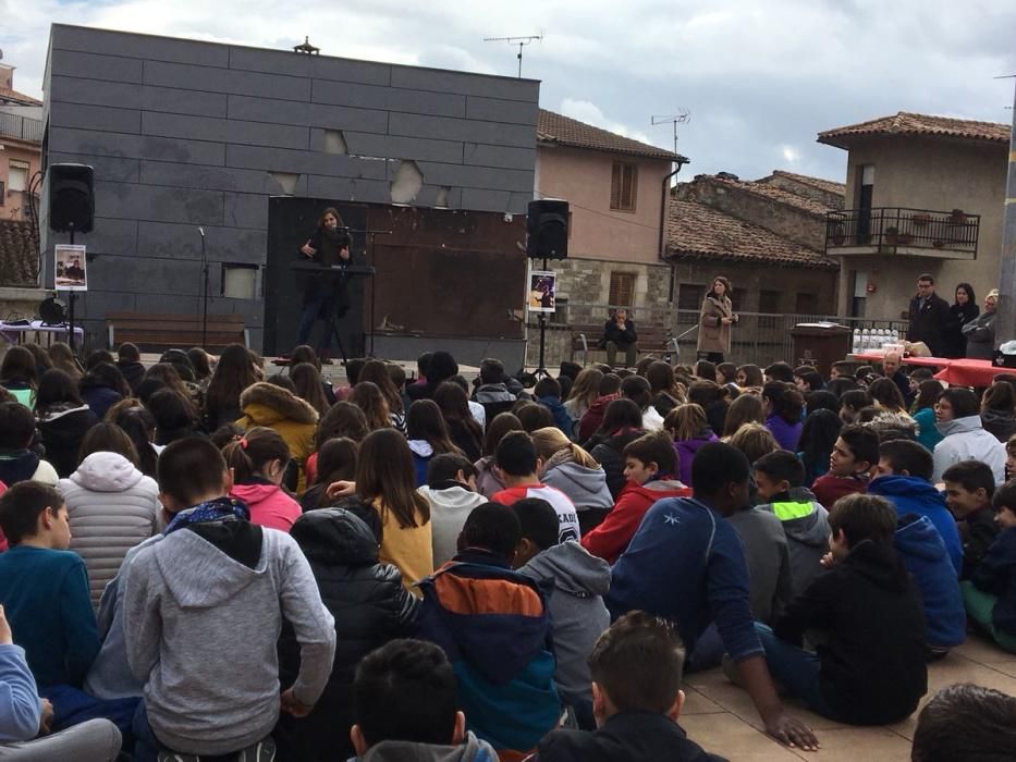 Dia dona a Moià. Concentració a la plaça del CAP.