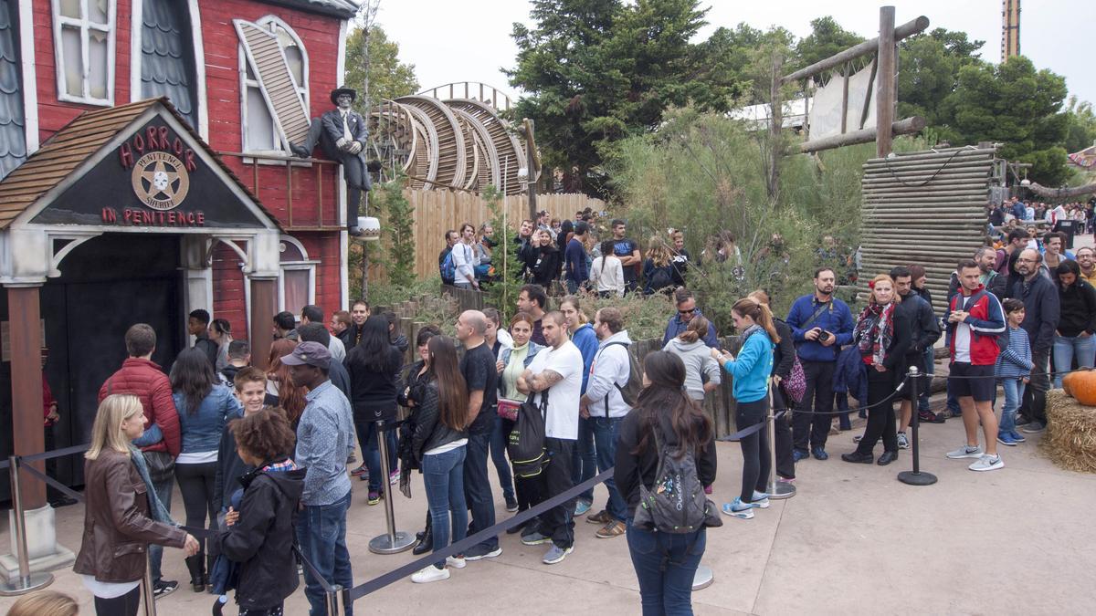 «Vaig anar a Port Aventura i l’atracció d’esperar una hora i mitja a la cua em va flipar»