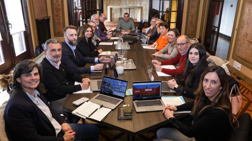 Por la izquierda, en el sentido de las agujas del reloj, Patricia García Zapico, Luis Díaz, Daniel Martínez, María Mitre, Víctor Manuel Roza, Rubén Medina, Marcos Fernández Antuña, Juan José Iglesias, Antonio Fernández, Noemí Pariente, Raúl Milán, Carmen Moreno, María Calvo, Javier Rodríguez Reguero, Carla Álvarez Sanjurjo y Ángela Pumariega, ayer, en la reunión de la Mesa de Concertación, celebrada en la Casa Paquet. | Juan Plaza