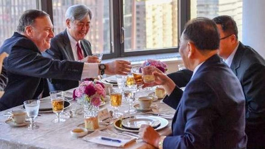 Pompeo, a la izquierda, comiendo con la delegación norcoreana. // Efe