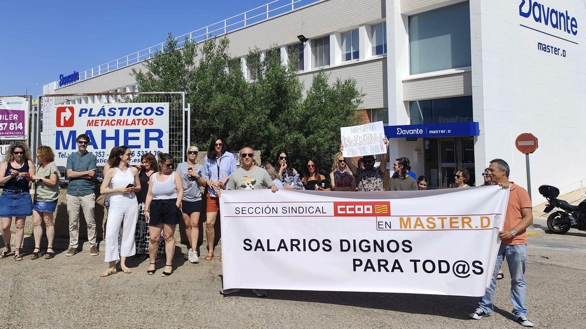 Concentración de protesta de un grupo de trabajadores de Davante MasterD en Zaragoza.