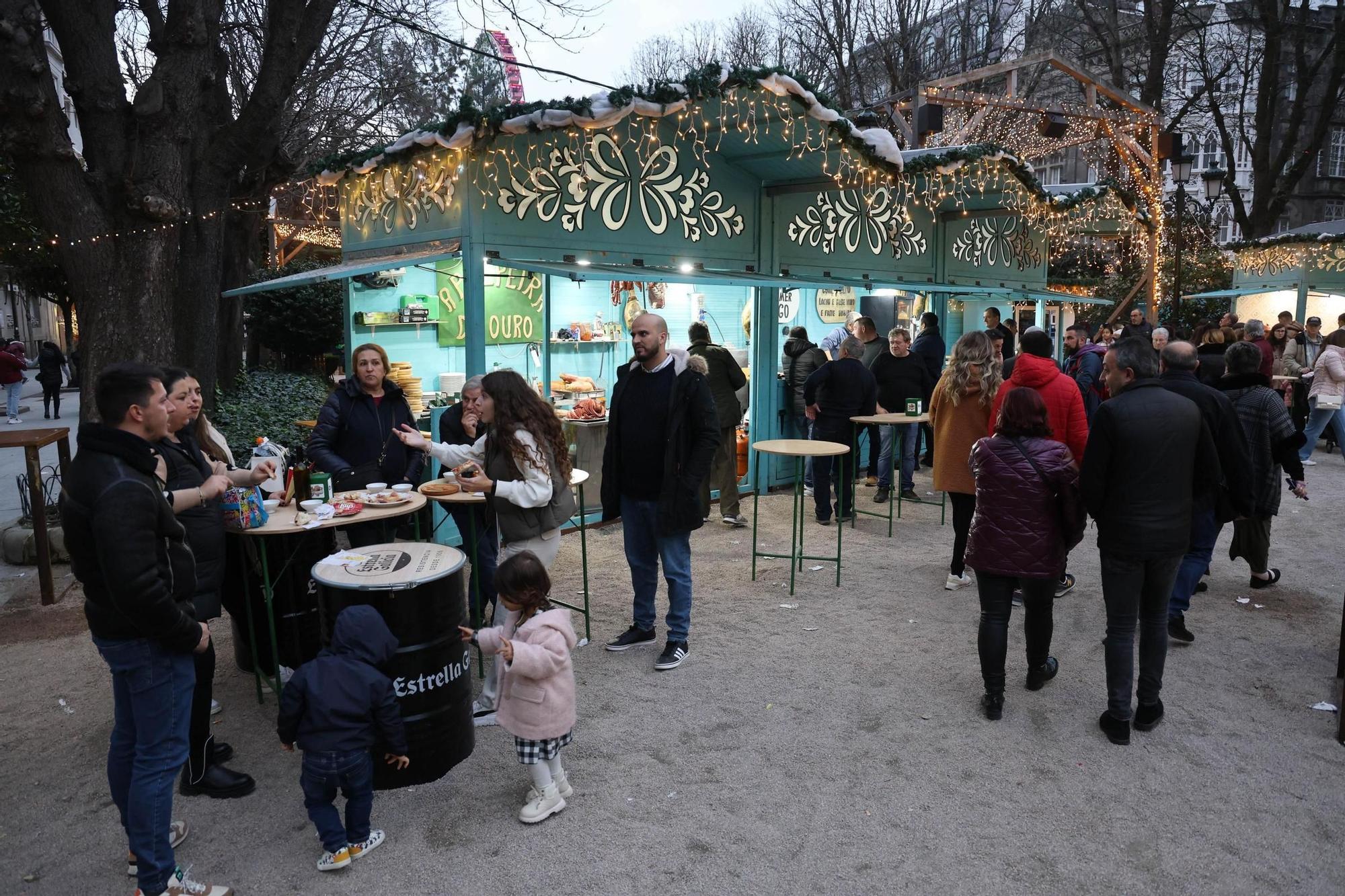 Un Belén Monumental y las calles llenas en el primer domingo navideño