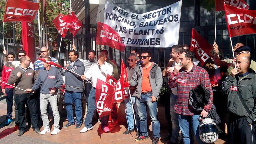 Imagen de archivo de una protesta contra el cierre de las plantas de purines.