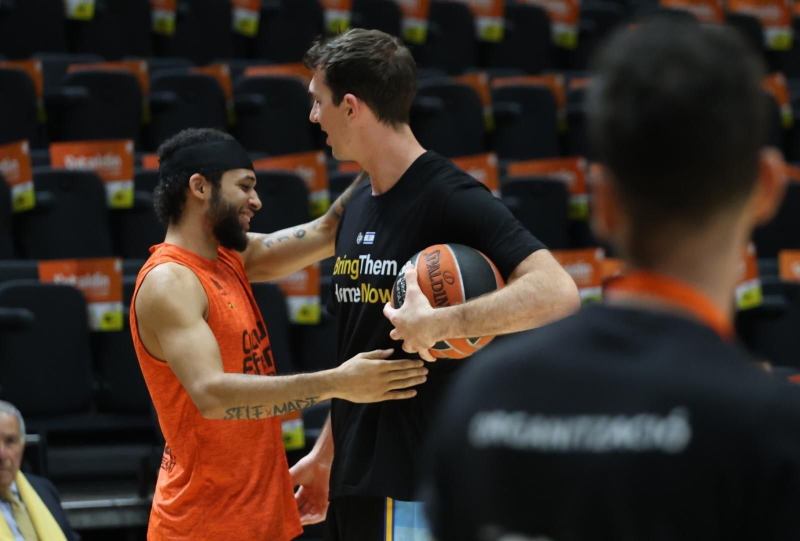 Calentamiento del Maccabi con un mensaje en la camiseta "Bring them home now"