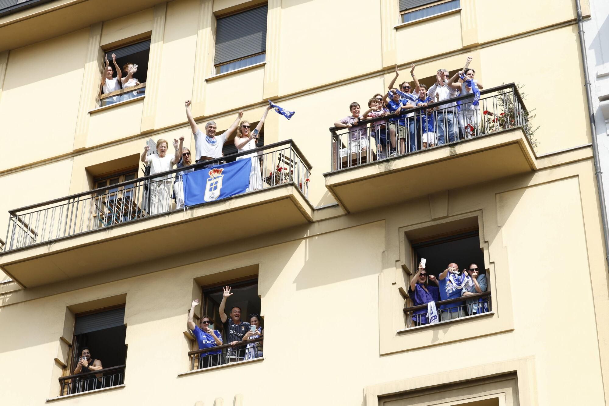 Locura azul en las calles de Oviedo para celebrar el ascenso del equipo a Primera División