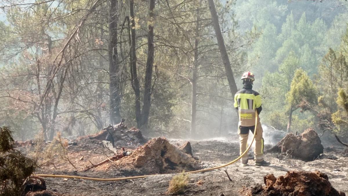 Un bombero de la DPT trabaja en la extinción de fuego en Villanueva de Viver