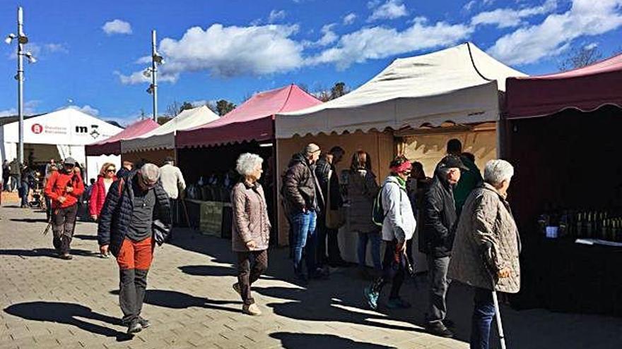 Visitants contemplant ahir al matí les parades del recinte firal de Cal Rosal en la Jornada Gastronòmica