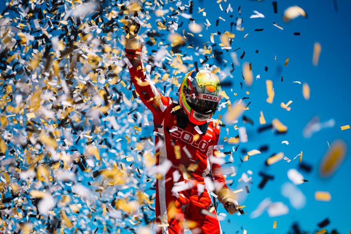 Álex Palou festejando la victoria en Road America