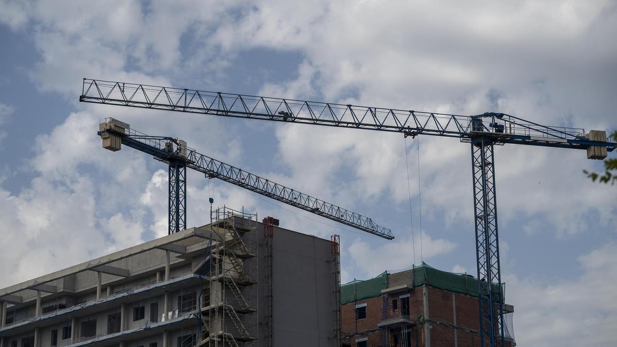 Construcción de pisos junto a la estación de La Sagrera, en Barcelona