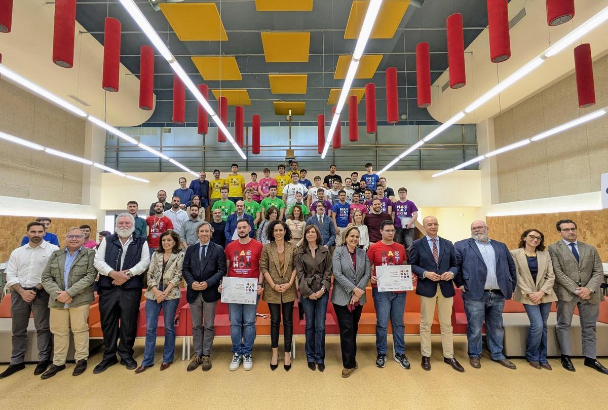 Los equipos participantes, junto a las autoridades.