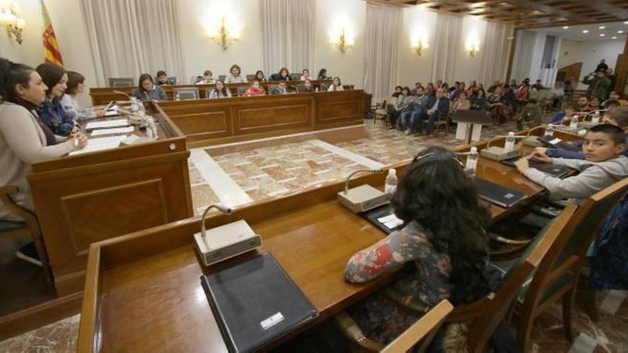 Una imagen del pleno de Gandia celebrado en la tarde de ayer para constituir el Consell de la Infància, con la participación de los niños.