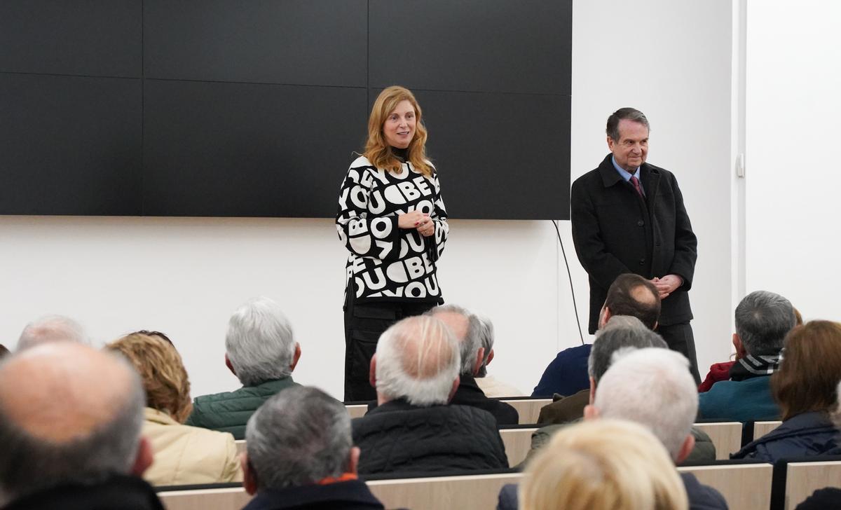 La alcaldesa y el presidente de la FEMP, con varios mayores, este miércoles en el Centro de Envejecimiento Activo.