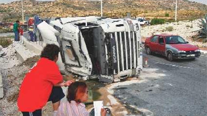 El camión 

cargado de áridos volcó en una de las rotondas de acceso a la carretera de Aspe