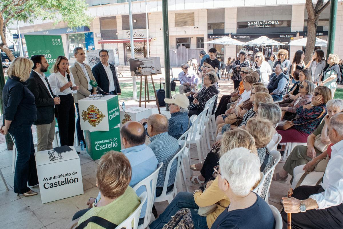 La alcaldesa junto a los vecinos en la plaza Vilanova d'Alcolea de Castelló.