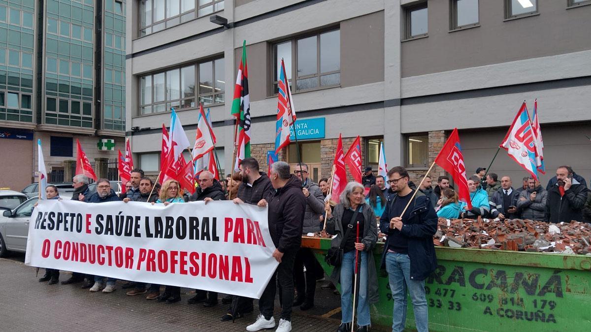 Protesta de trabajadores frente a la estación de autobuses de A Coruña.