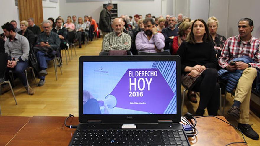 Montse Morán saca el Derecho a la calle