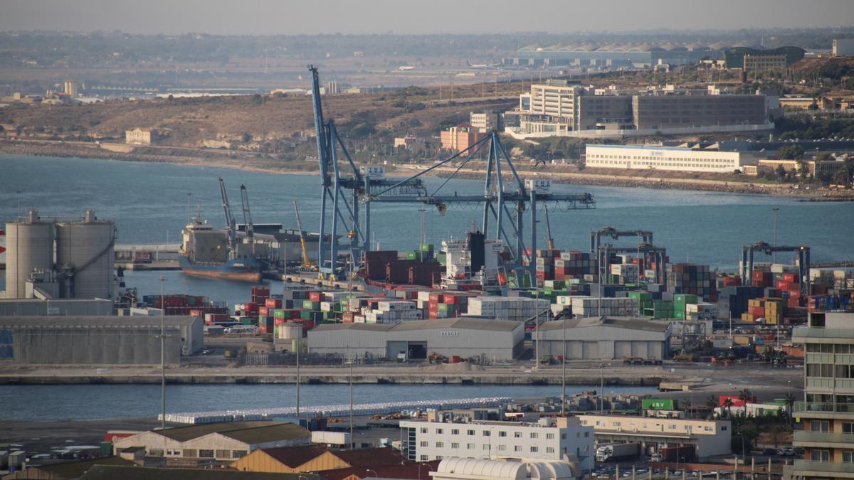 Vista panorámica de la terminal de contenedores del Puerto de Alicante.