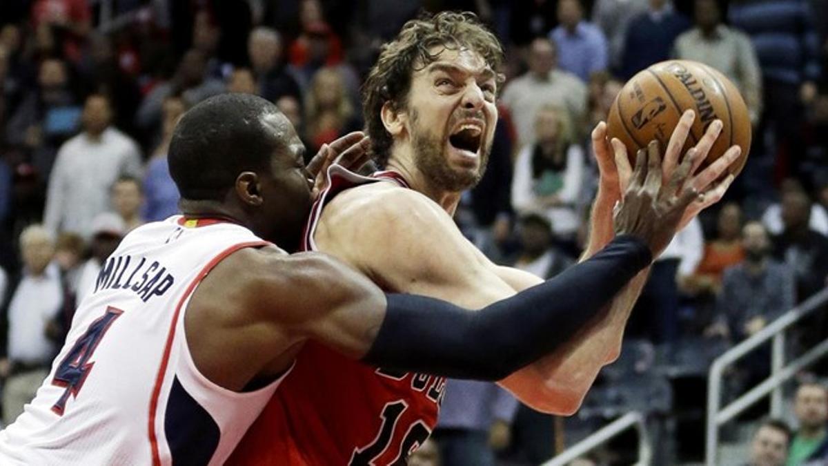 Gasol intenta superar a Millsap en el partido del lunes ante Atlanta.